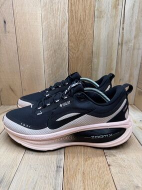 Nike Vomero 18 GTX Women's Run Shoes Size 12 Black/Crimson Tint HQ7002-003 NWT